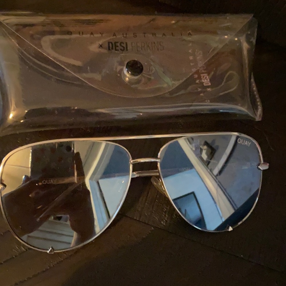 QUAY x Desi Perkins Sunnies - Picture 2 of 2